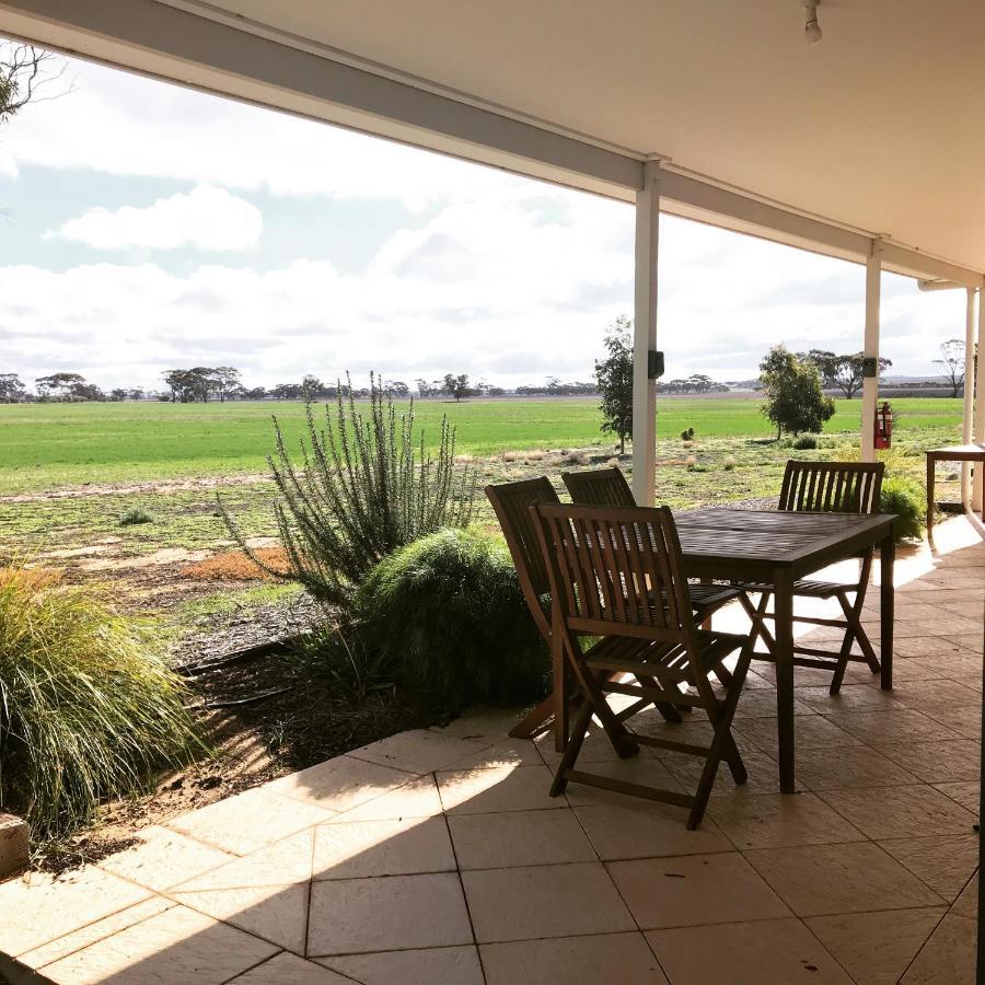 Mary'S Farm Cottages Kukerin Extérieur photo
